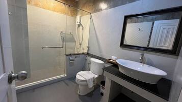 Studio Suite Room | Baño | Ducha, artículos de higiene personal gratuitos y secador de pelo