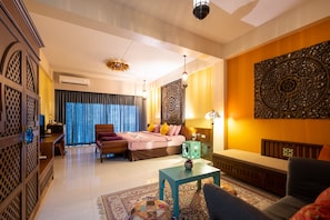 President Suite Room with Balcony | 房內夾萬、書桌、遮光窗簾/窗簾、免費 Wi-Fi