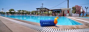 Outdoor pool, sun loungers - Kalloni Bay (Lesvos)