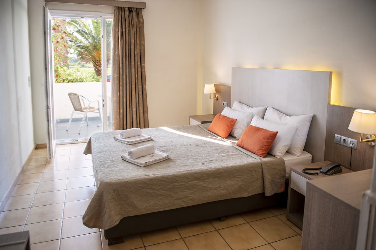 comfort double room, non smoking, partial sea view | in-room safe, desk, free cots/infant beds, free wifi