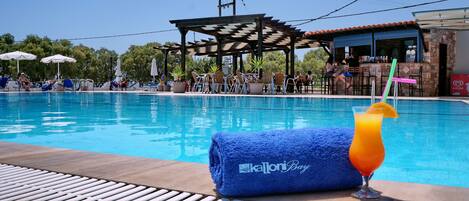 Piscina all'aperto, lettini