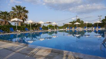 Una piscina al aire libre, tumbonas