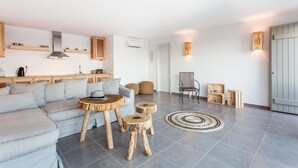 Villa, 2 soverom, sjøutsikt | Oppholdsrom