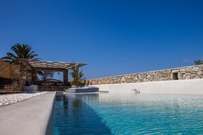 Outdoor pool, pool loungers - Myconian Platinum Villas (Mykonos)