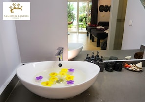 Shower, free toiletries, towels, soap - Samloem Laguna Resort (Koh Rong Sanloem)