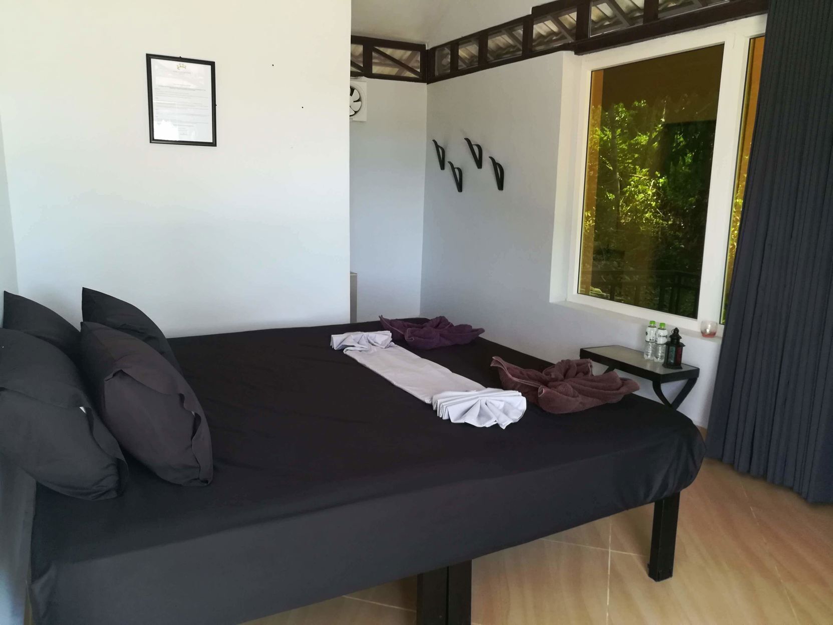 Cortinas blackout, wifi gratis y ropa de cama 