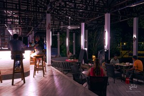 Se sirven desayunos, comidas y cenas con vista a la playa