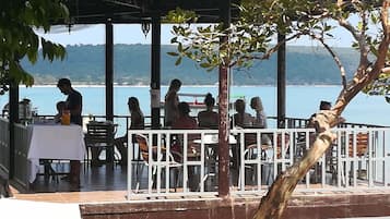 Petit déjeuner, déjeuner et dßner servis sur place, vue sur la plage
