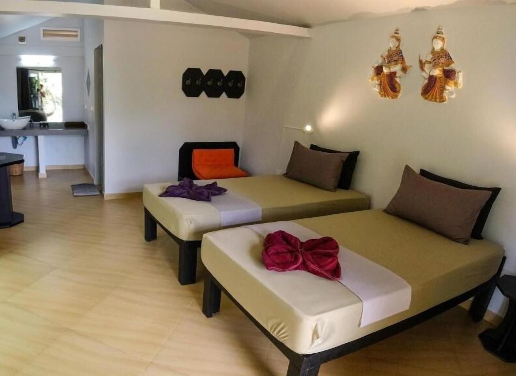 Cortinas blackout, wifi gratis y ropa de cama 