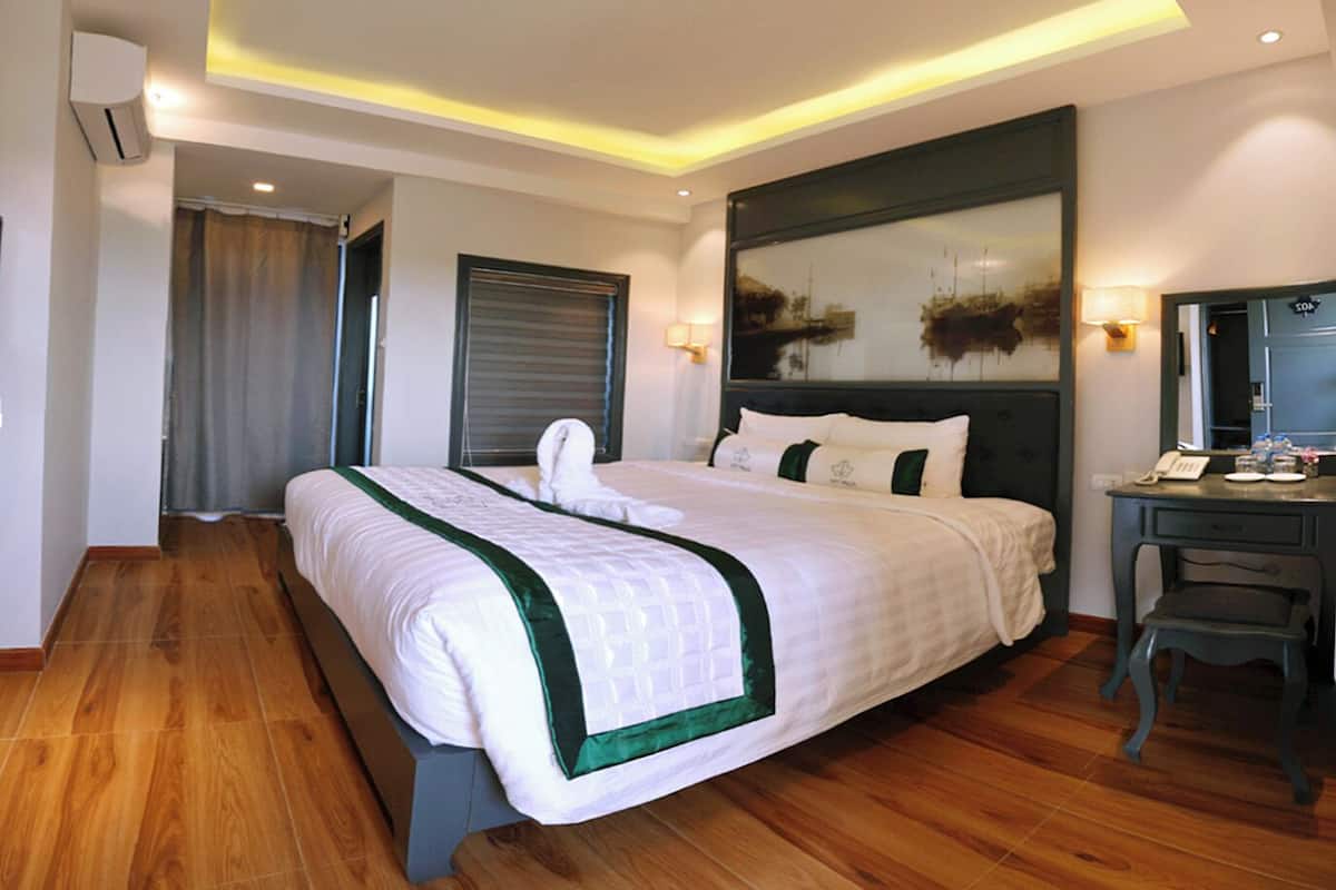 Superior Double Room | Premium bedding, minibar, desk, blackout drapes