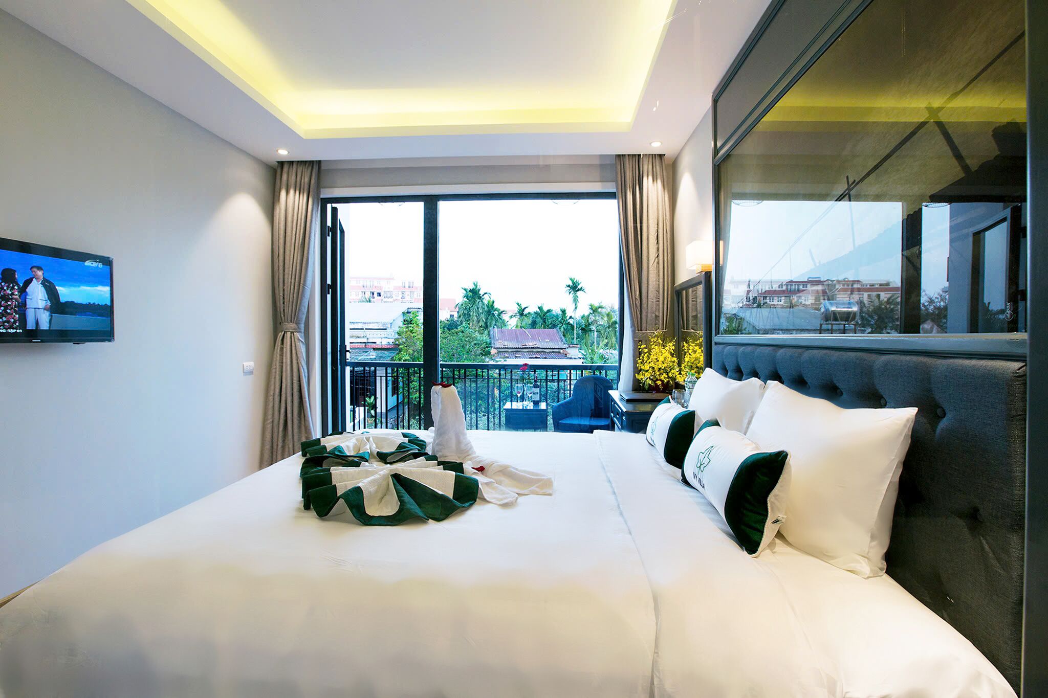 suite | minibar, desk, blackout curtains, soundproofing