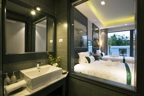 Superior Room, 2 Single Beds | Bathroom