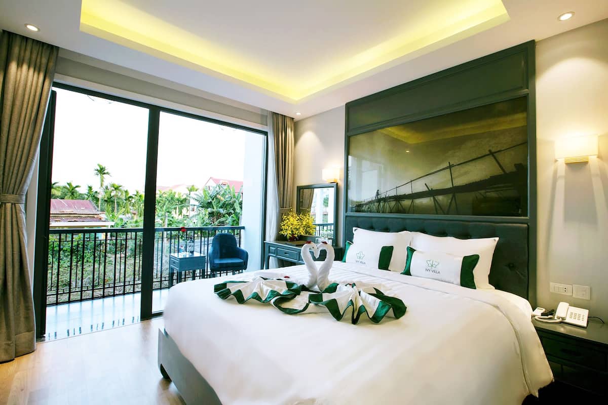 Premium bedding, minibar, desk, blackout drapes