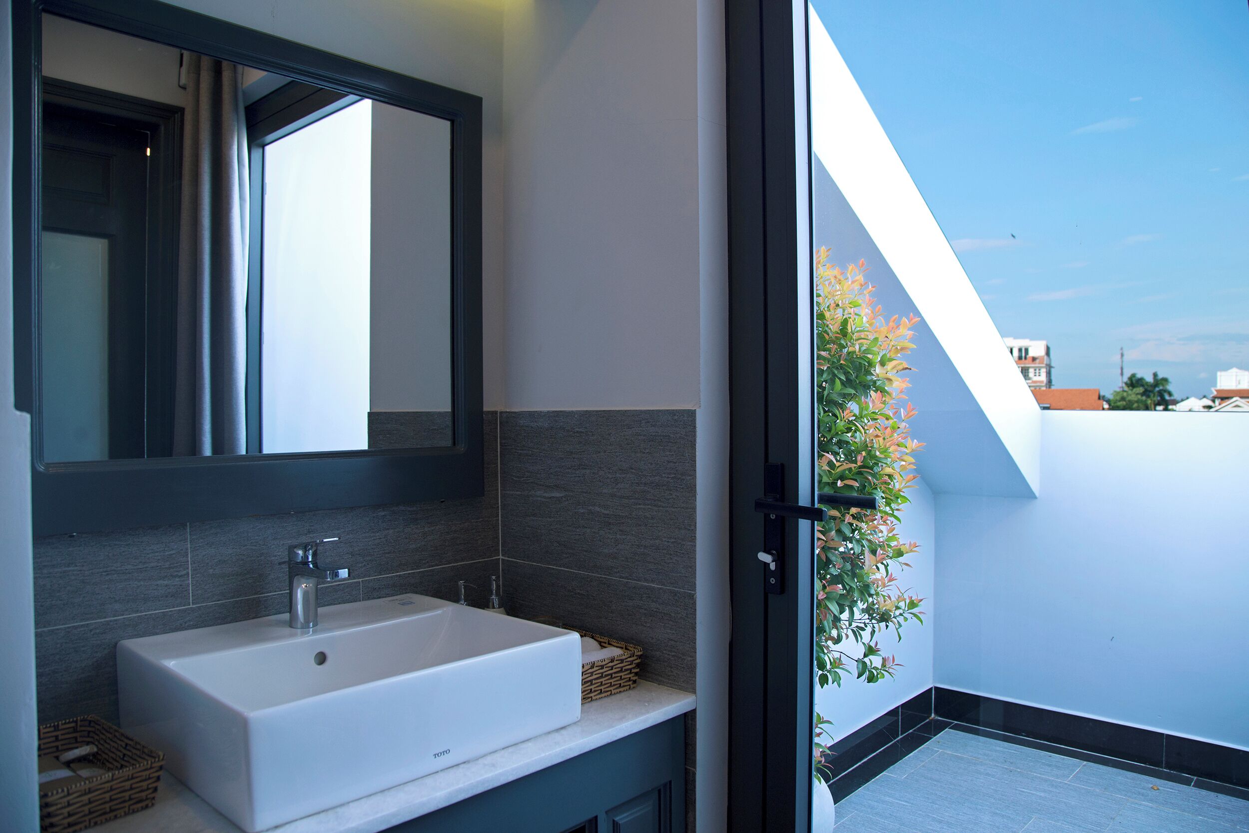 superior double room | bathroom | free toiletries, hair dryer, bathrobes, slippers