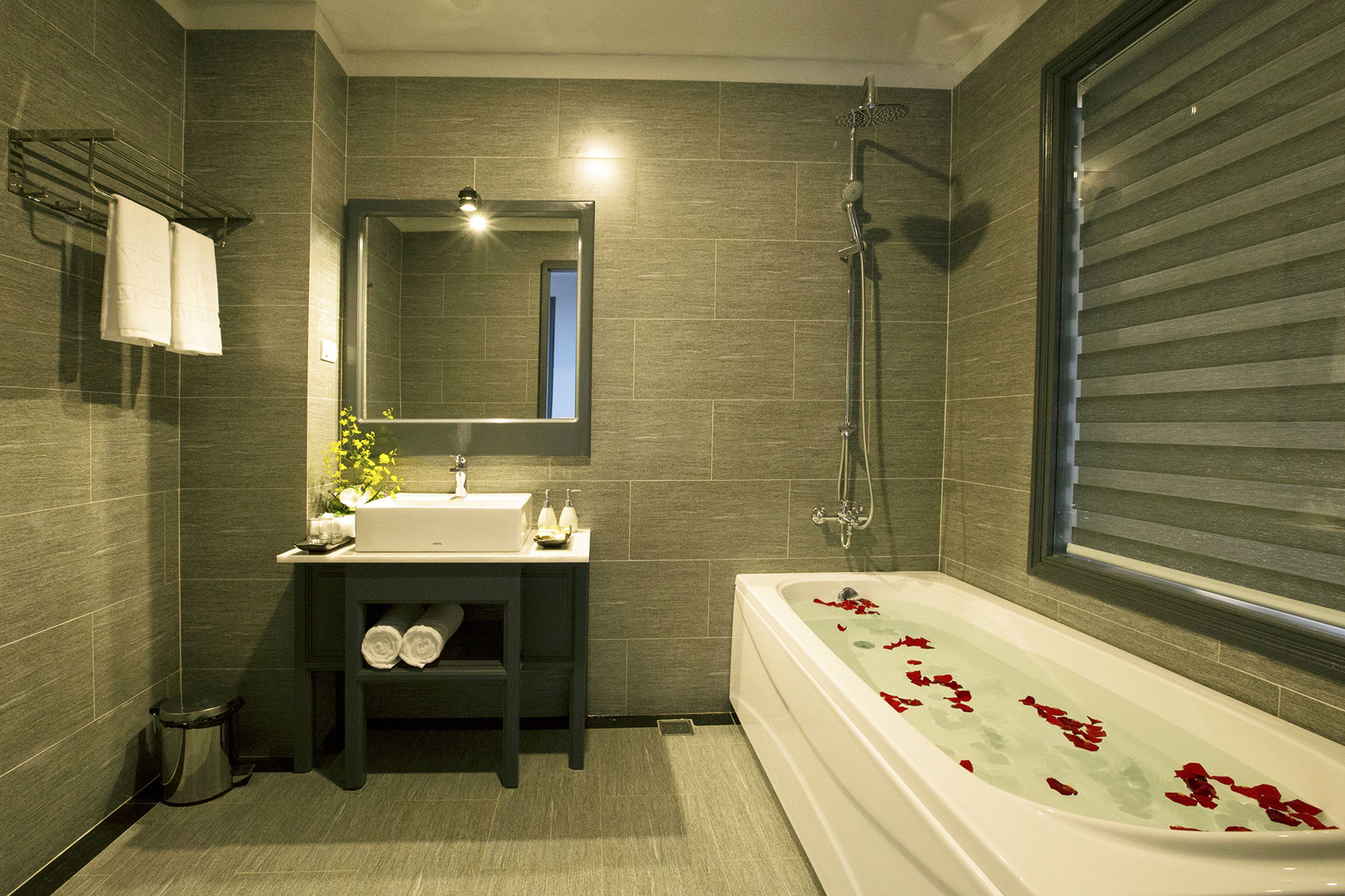 family triple room | bathroom | free toiletries, hair dryer, bathrobes, slippers