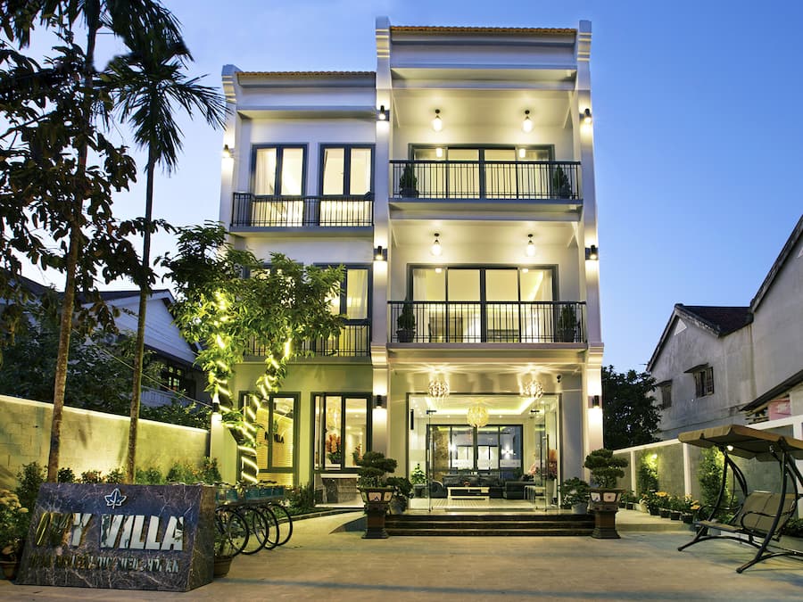 Fachada de la propiedad por la tarde o noche