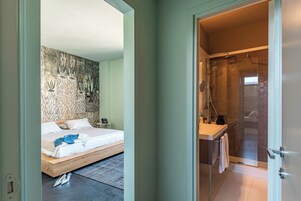 Süit | Banyo | Duş, ücretsiz banyo/kozmetik ürünleri, saç kurutma makinesi, havlu 