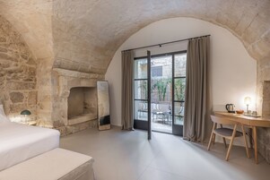 1 habitación, ropa de cama de alta calidad, cubrecamas y minibar 