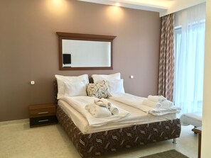 华丽公寓, 湖景 | 客房内保险箱、办公桌、遮光窗帘、熨斗/熨板