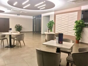 Lobby sitting area - Garden Hotel Medical & Spa (Debrecen)
