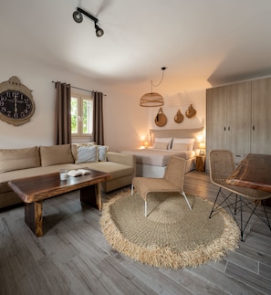 Villa junior | Caja de seguridad en la habitación y decoración personalizada