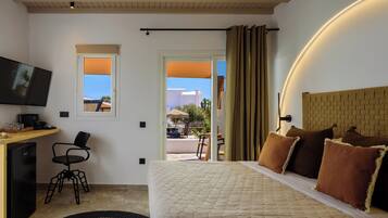 Deluxe Studio Suite, Poolside