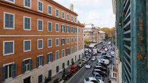 Un edificio de varios pisos con fachada de ladrillo y numerosas ventanas.