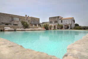 Piscine extérieure, chaises longues