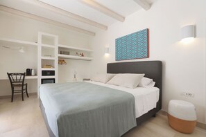 Suite with Patio and Private Pool | Bureau, fer et planche à repasser, accès au Wi-Fi (inclus)