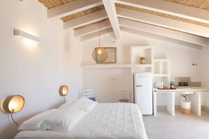 Escritorio, tabla de planchar con plancha, wifi gratis y ropa de cama 