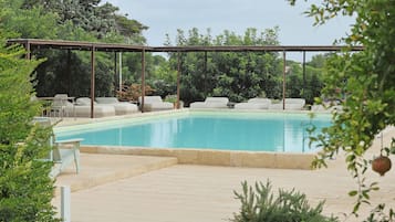 Außenpool, Liegestühle