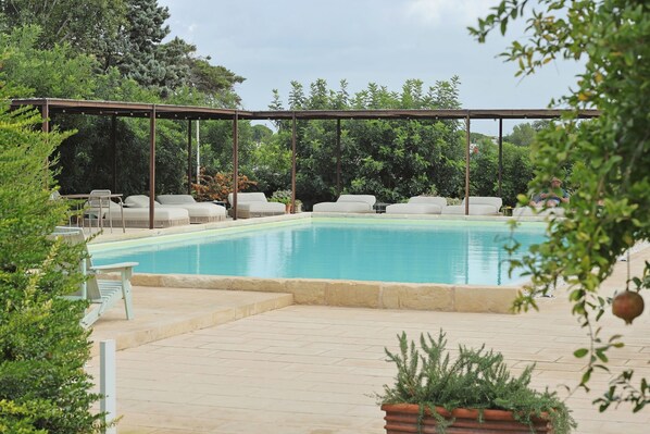 Piscine extérieure, chaises longues