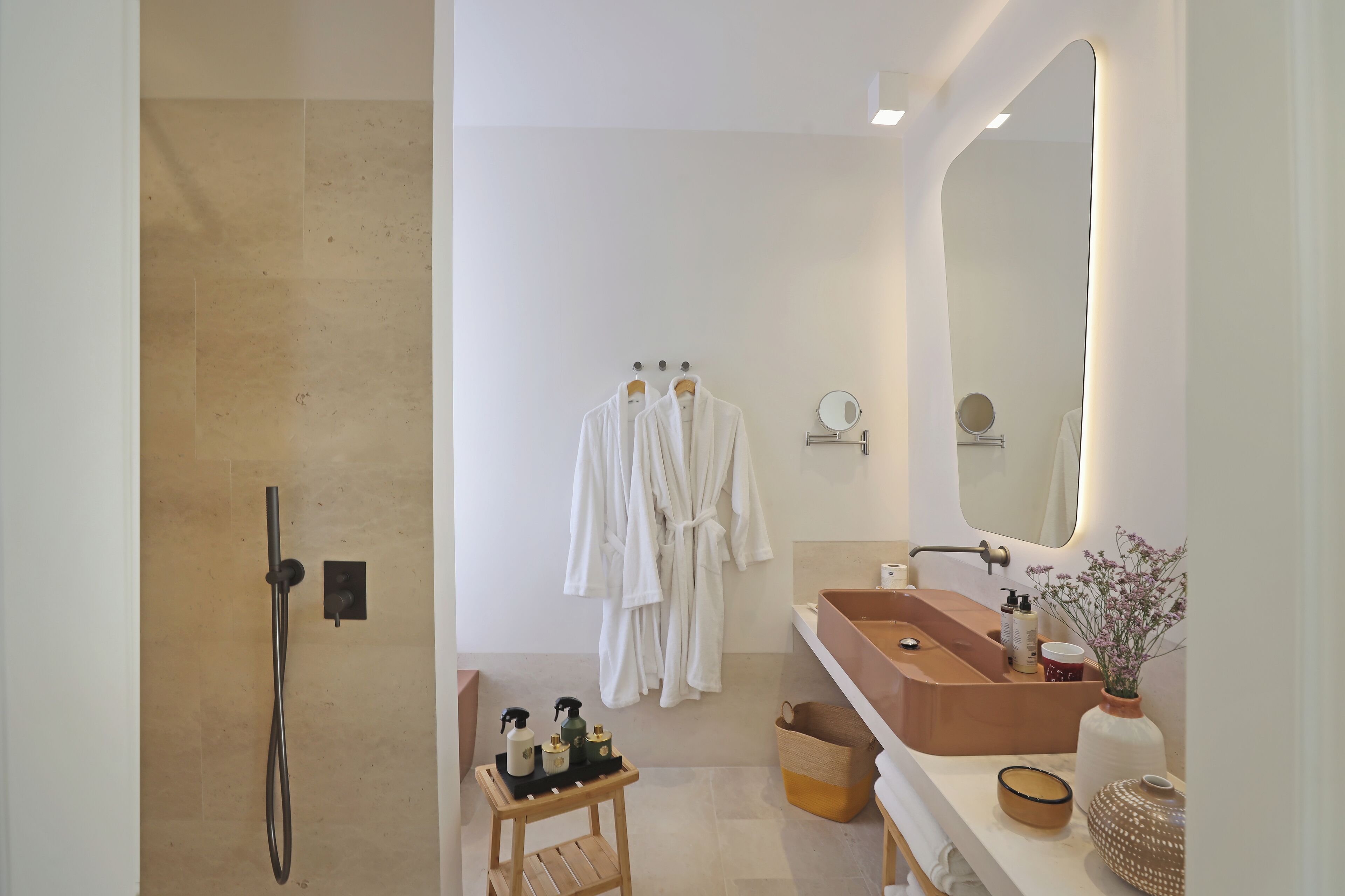 Suite with Patio and Private Pool | Badeværelse | Bruser, miljøvenlige toiletartikler, hårtørrer, hjemmesko