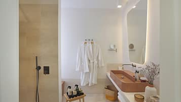 Suite with Patio and Private Pool | Badeværelse | Bruser, miljøvenlige toiletartikler, hårtørrer, hjemmesko
