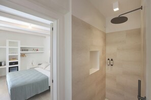 Suite with Patio and Private Pool | Bathroom shower - Masseria Borgo Sentinella (Melendugno)