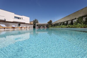 Piscina all'aperto, lettini