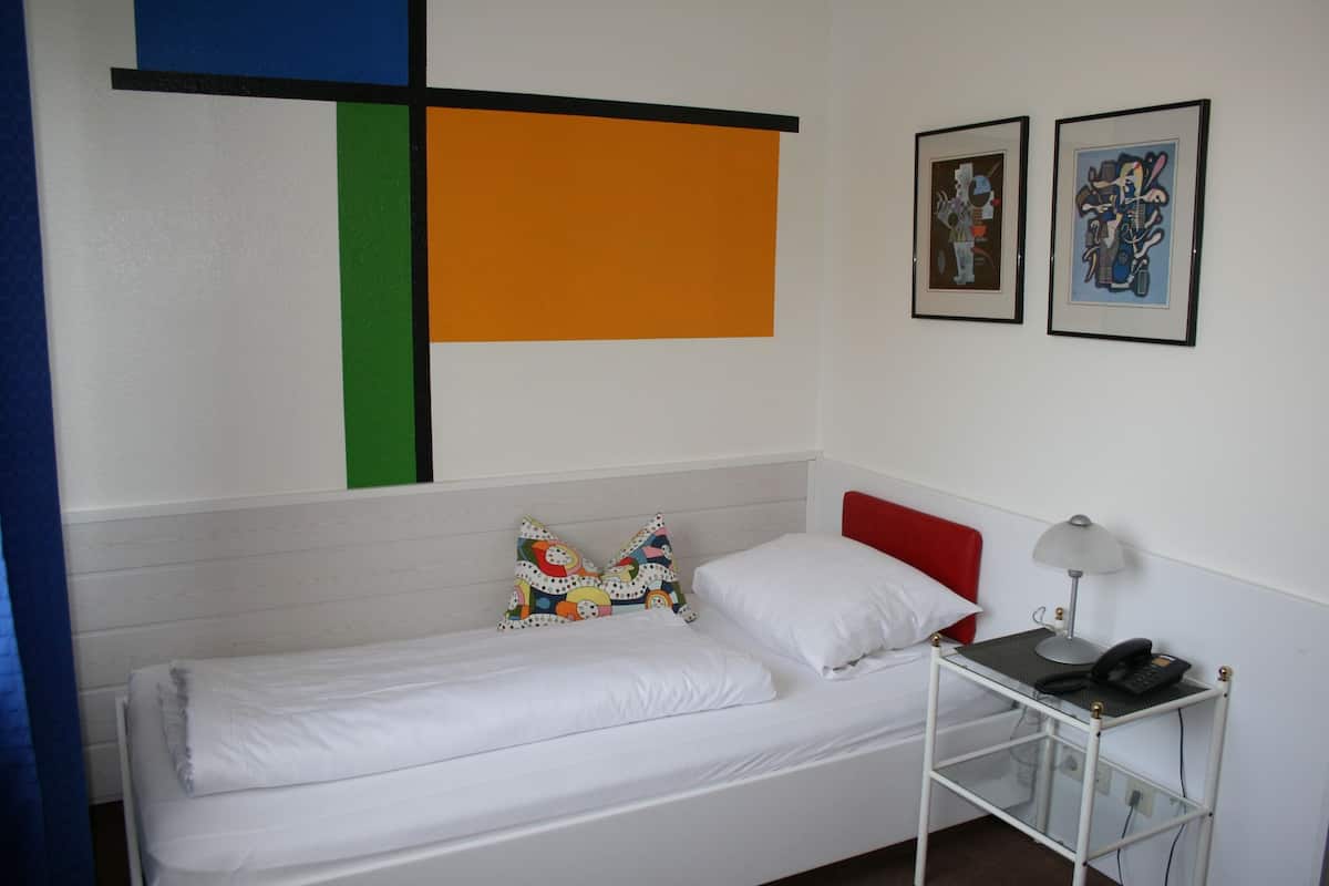 Standard Single Room | Peralatan tempat tidur hipoalergenik, peti besi dalam bilik, meja