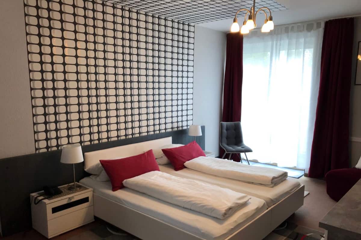 Standard Double Room | Peralatan tempat tidur hipoalergenik, peti besi dalam bilik, meja