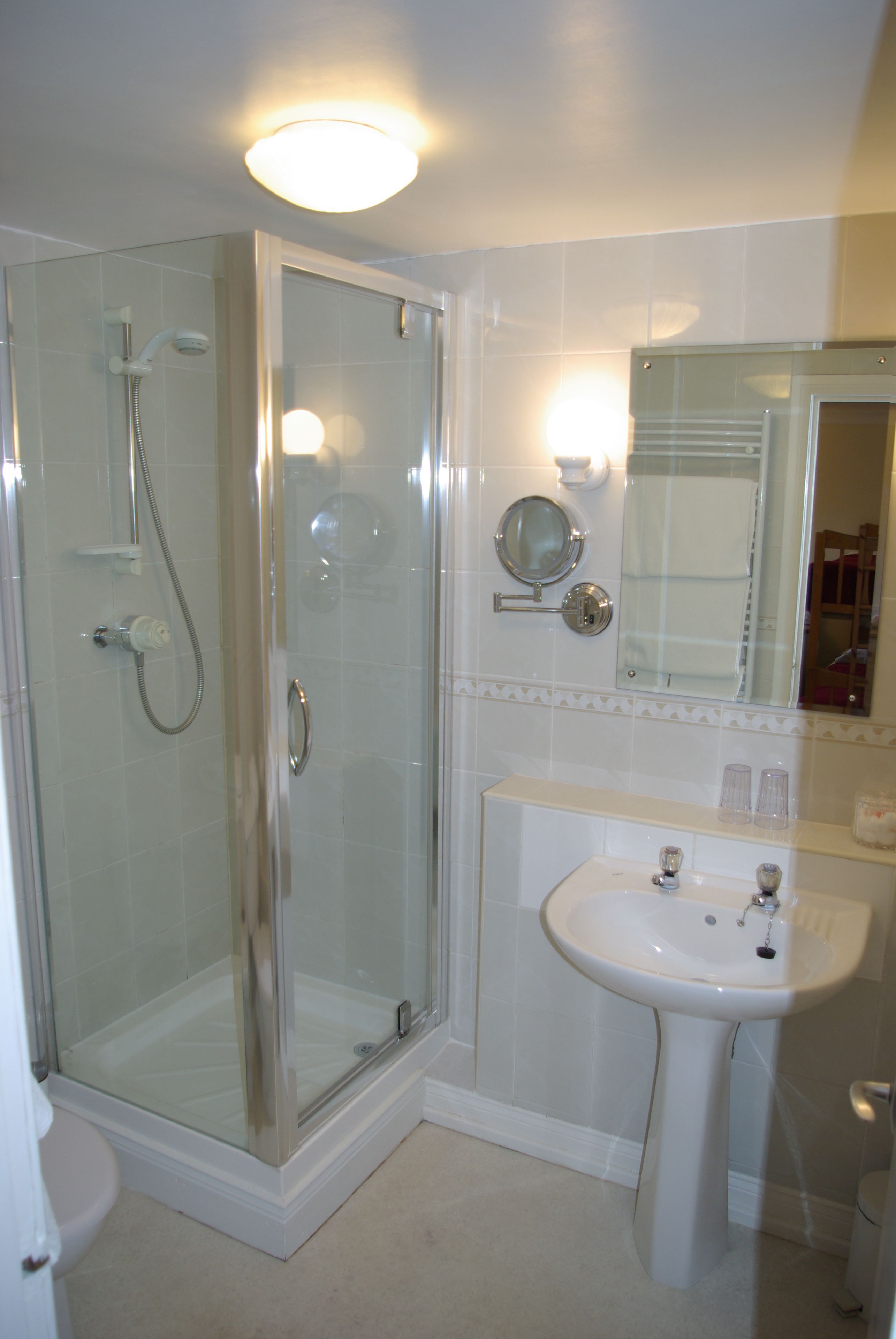 Double Room | Bathroom | Shower, free toiletries, hair dryer, towels