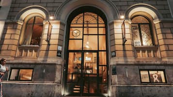 Fachada de la propiedad por la tarde o noche