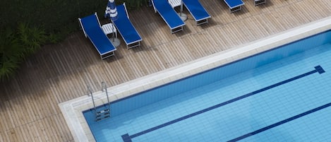 Piscina all'aperto, ombrelloni da piscina, lettini