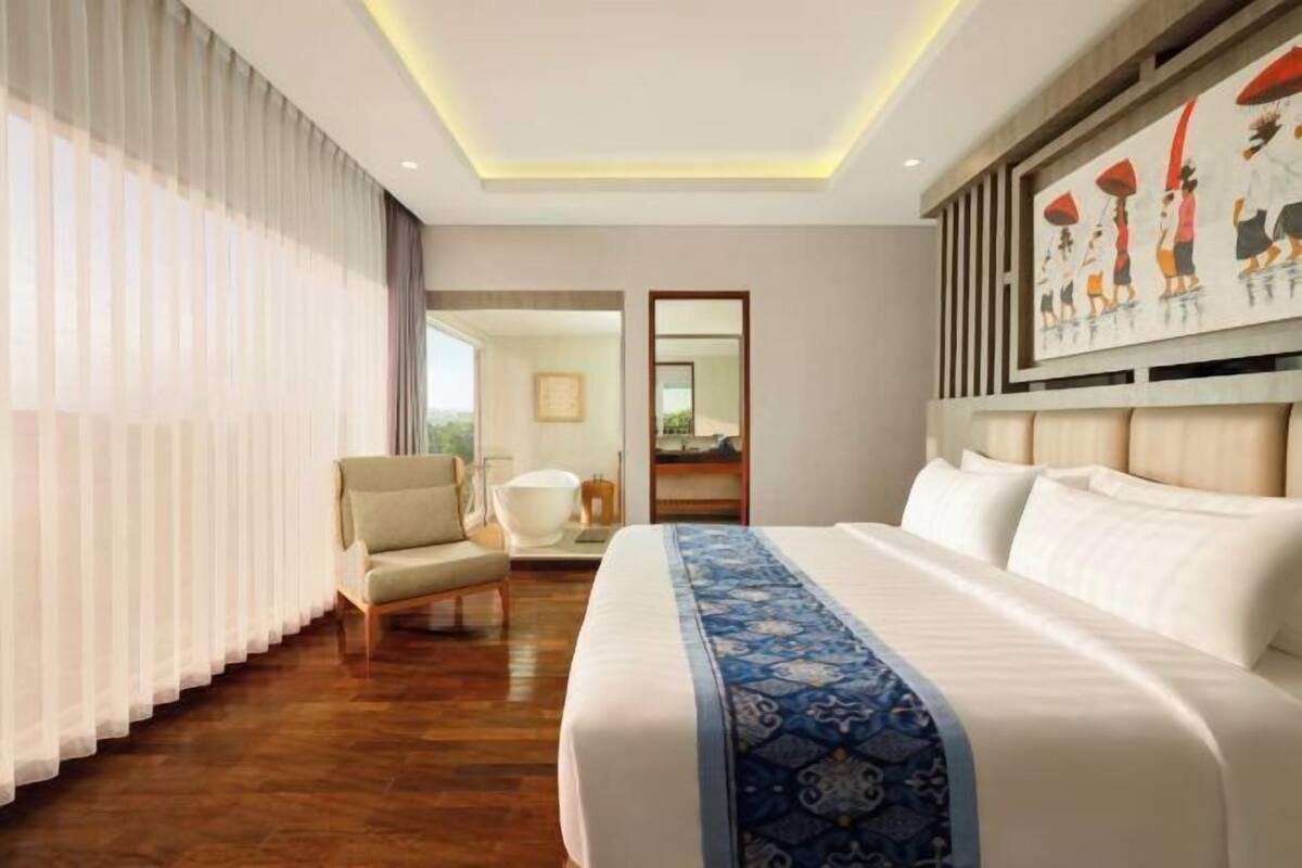 Minibar, in-room safe, desk, laptop workspace