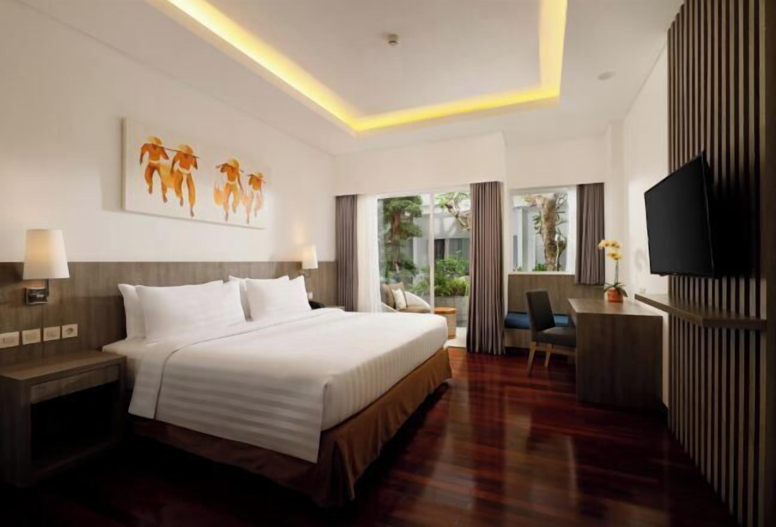 Minibar, in-room safe, desk, laptop workspace