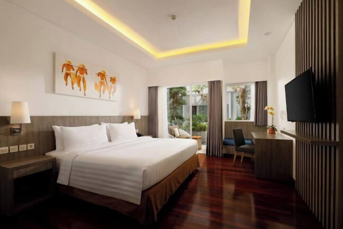 Minibar, in-room safe, desk, laptop workspace