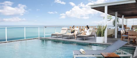 Piscine extérieure, parasols de plage, chaises longues