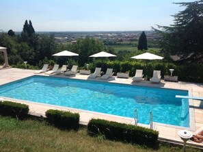 Piscine extérieure en saison