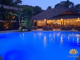 Una piscina al aire libre, tumbonas