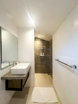 Bungalow, cạnh bãi biển | Phòng tắm | Buồng tắm vòi sen, vòi sen phun mưa, đồ dùng nhà tắm miễn phí
