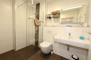 Shower, free toiletries, hair dryer, towels - Leidringer Gästehaus (Rosenfeld)