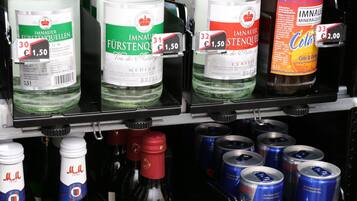 Botellas de Imnauer Furstenschoppen e Imnauer Mineralque sobre una estantería, junto con latas de Red Bull y otras bebidas.